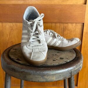 Dove gray vintage adidas size 8